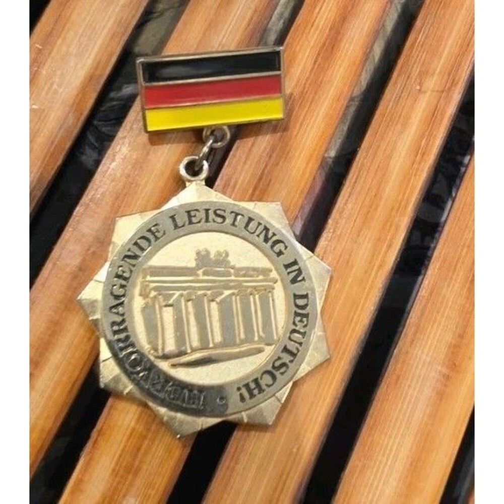 Vintage German Achievement Medal "Hervorragende Leistung In Deutsch!" Pin